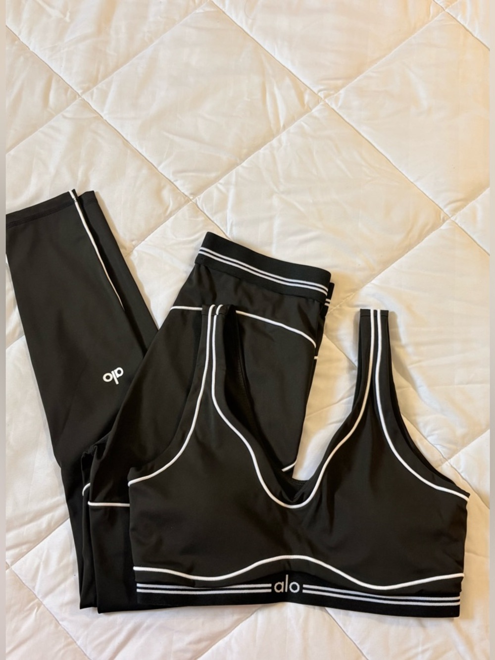 LARGE ALO Yoga Black Sports Bra and Leggings Set with White Piping